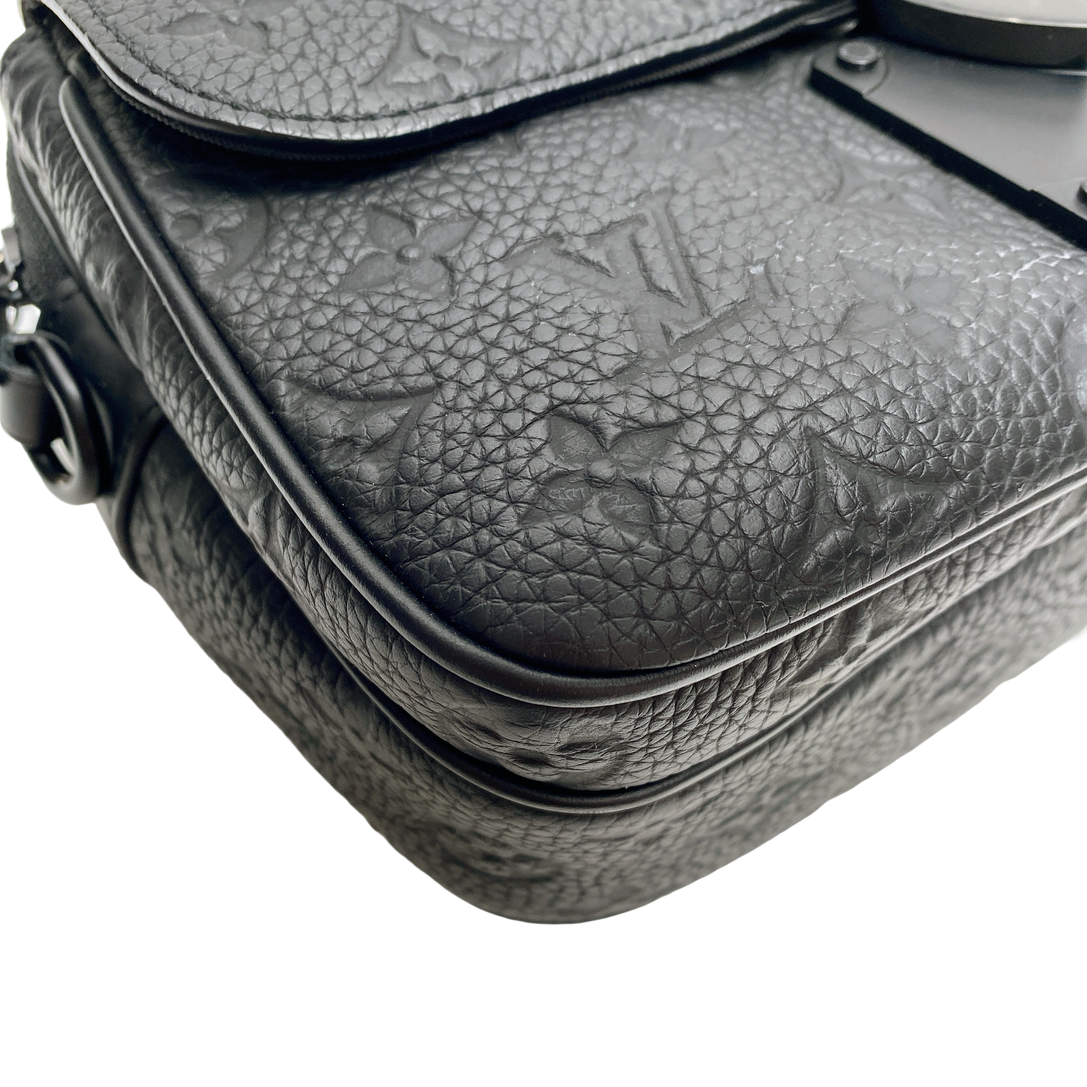 LV S LOCK MESSENGER