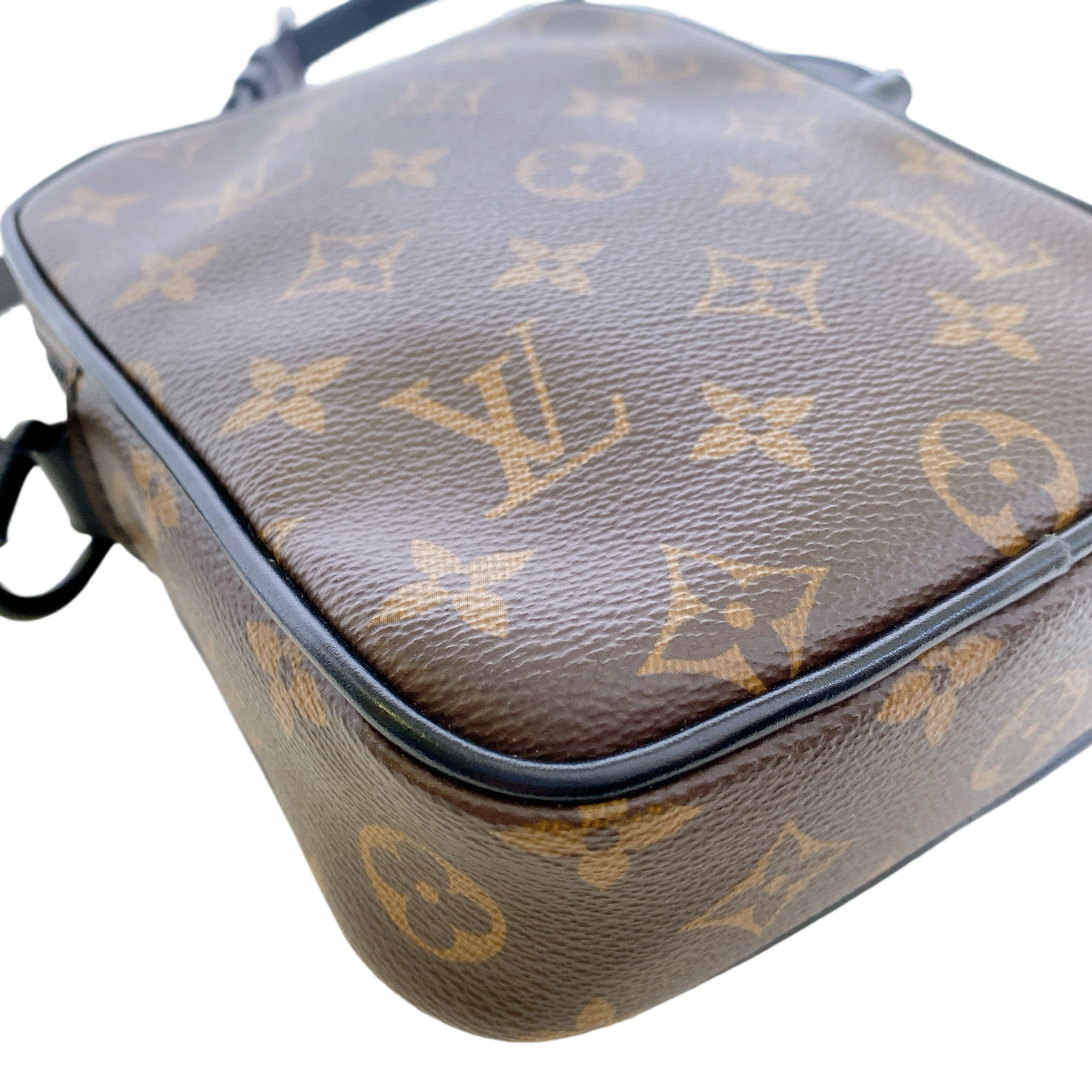 LV CHRISTOPHER WEARABLE