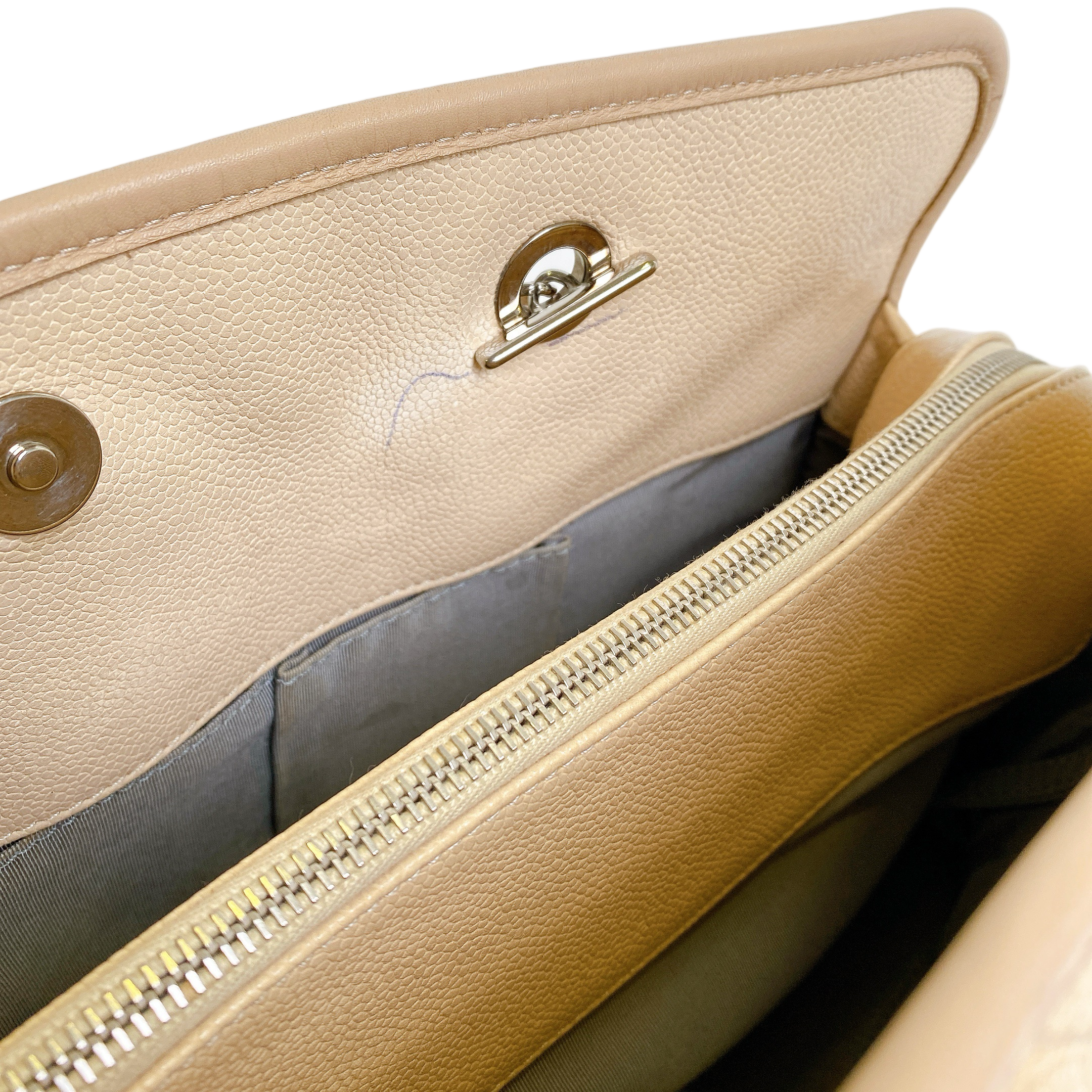 CHANEL TOTE IN BEIGE