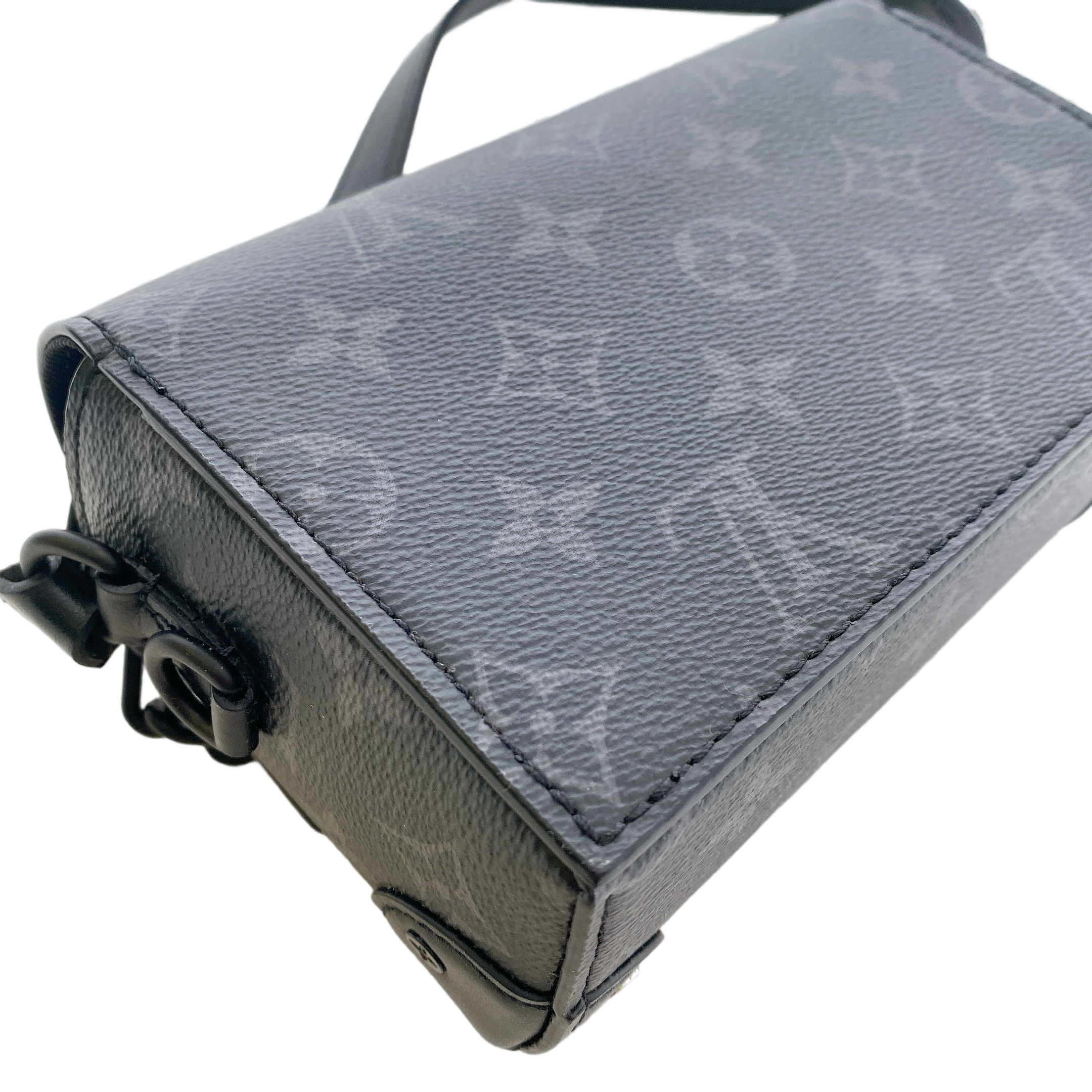 LV STEAMER WEARABLE WALLET IN BLACK
