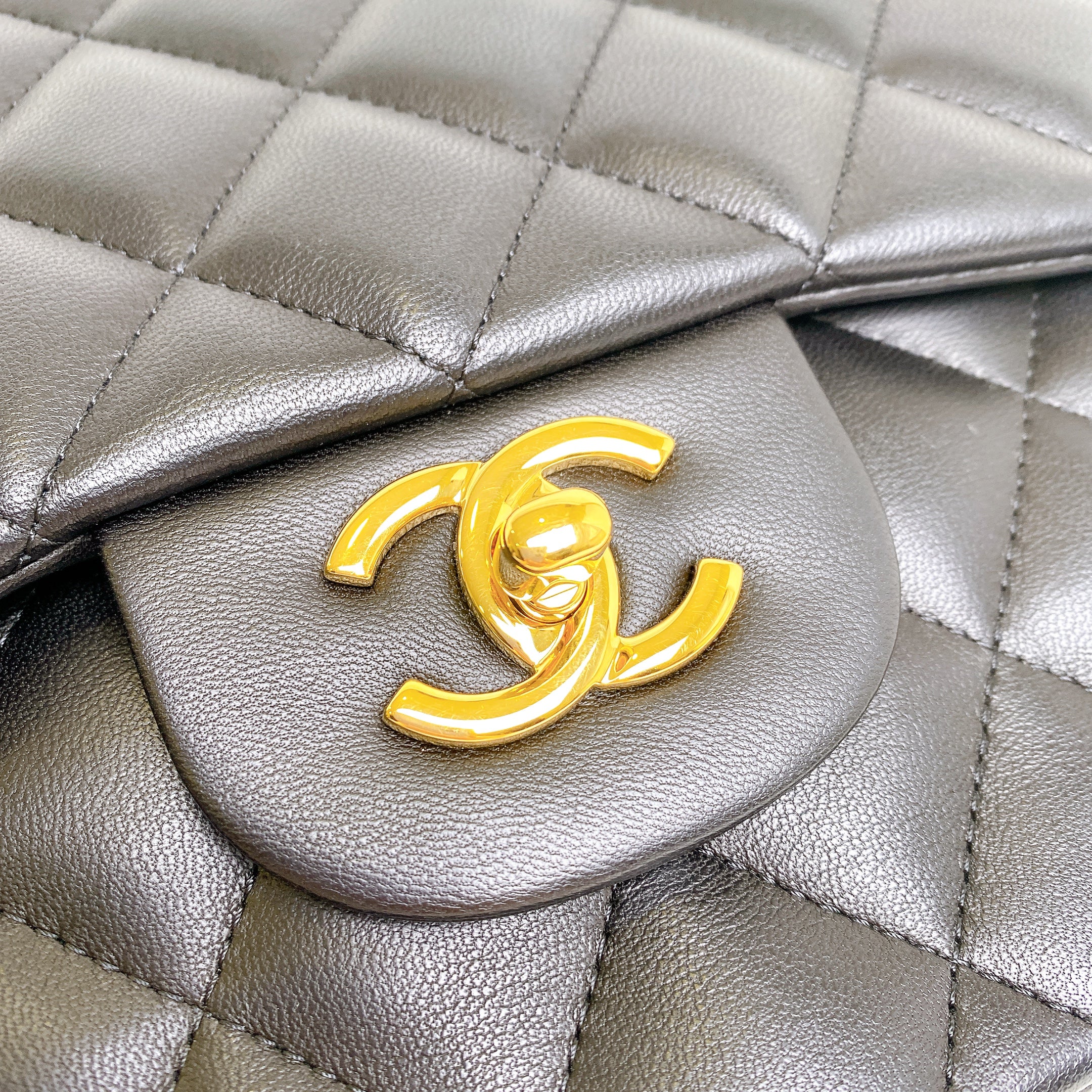 CHANEL CLASSIC JUMBO GHW