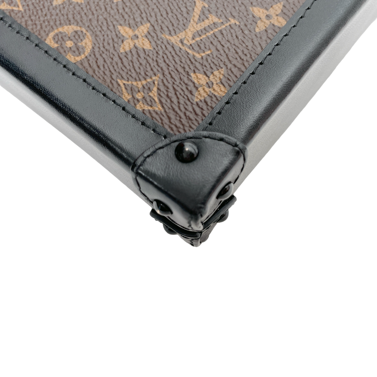 LV POCHETTE TRUNK VERTICALE BOX