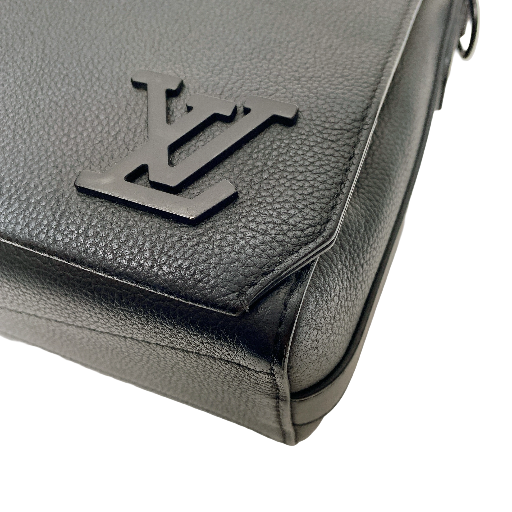 LV TAKE OFF MESSENGER (NO TAG)