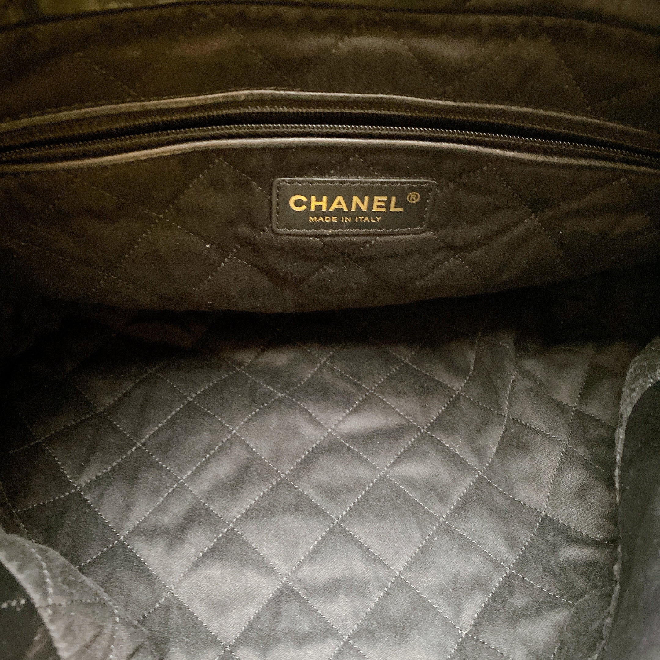 CHANEL 22 SMALL IN BLACK