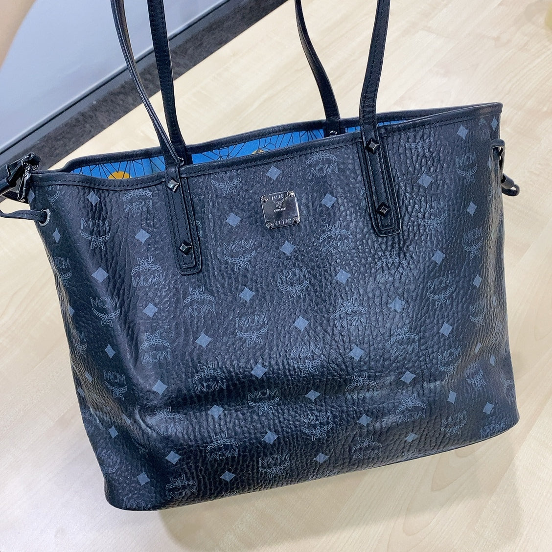 MCM Liz Reversible Tote Bag Medium In Black