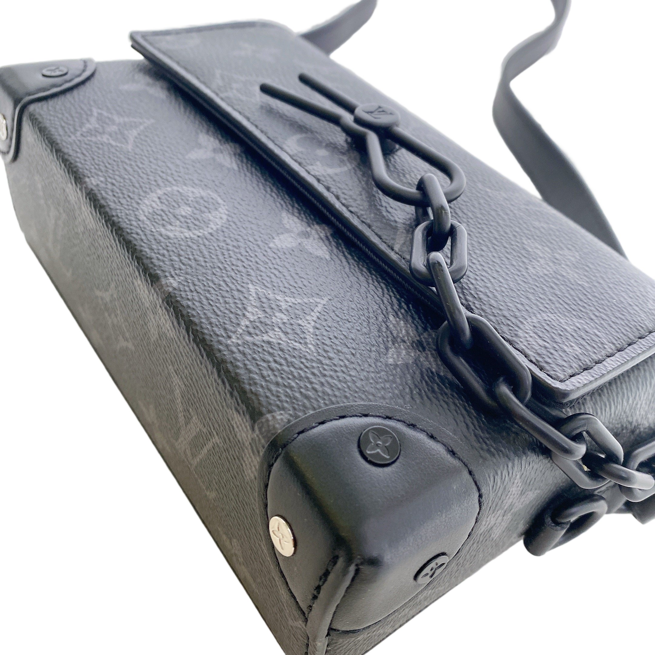 LV STEAMER WEARABLE WALLET IN BLACK