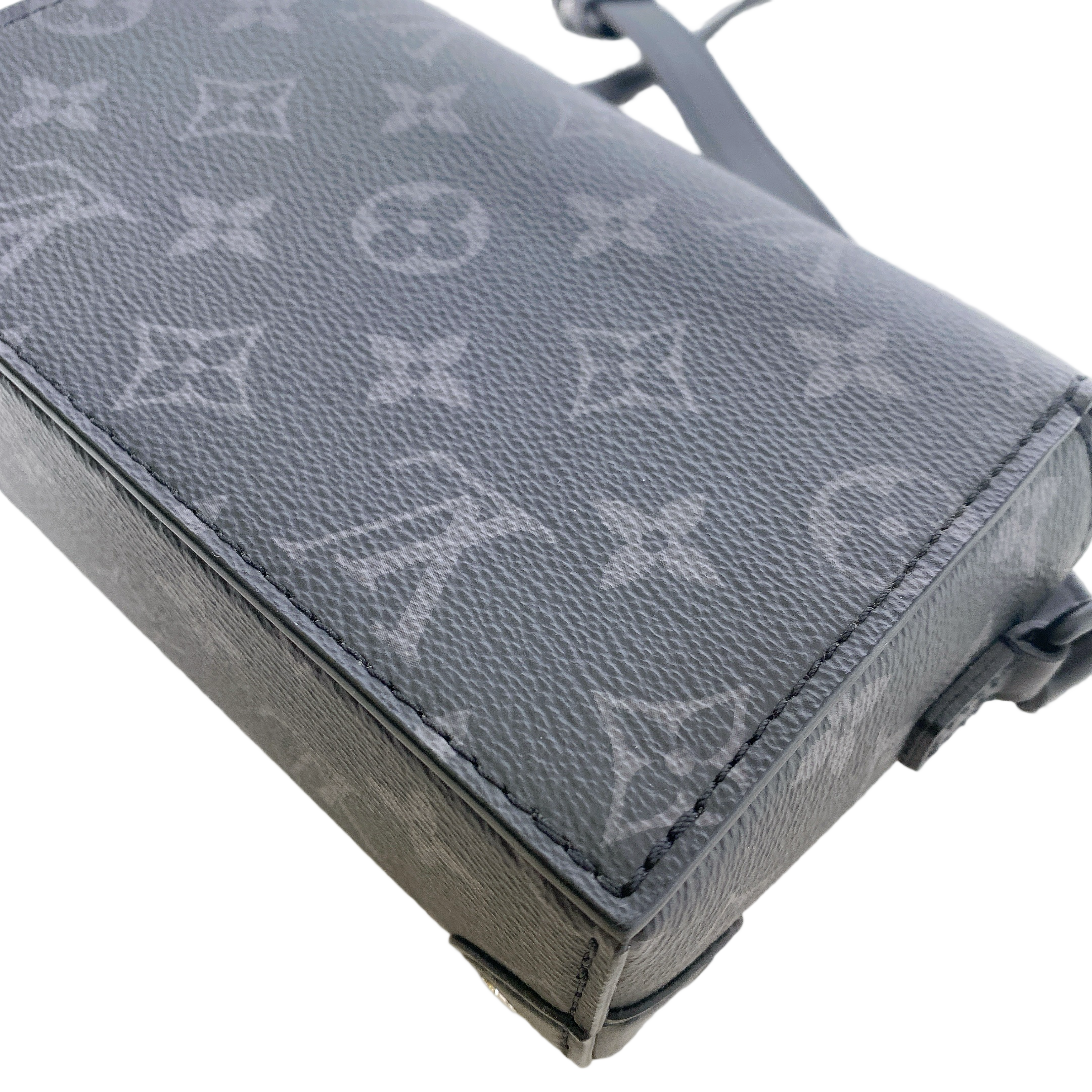 LV STEAMER WEARABLE WALLET IN BLACK
