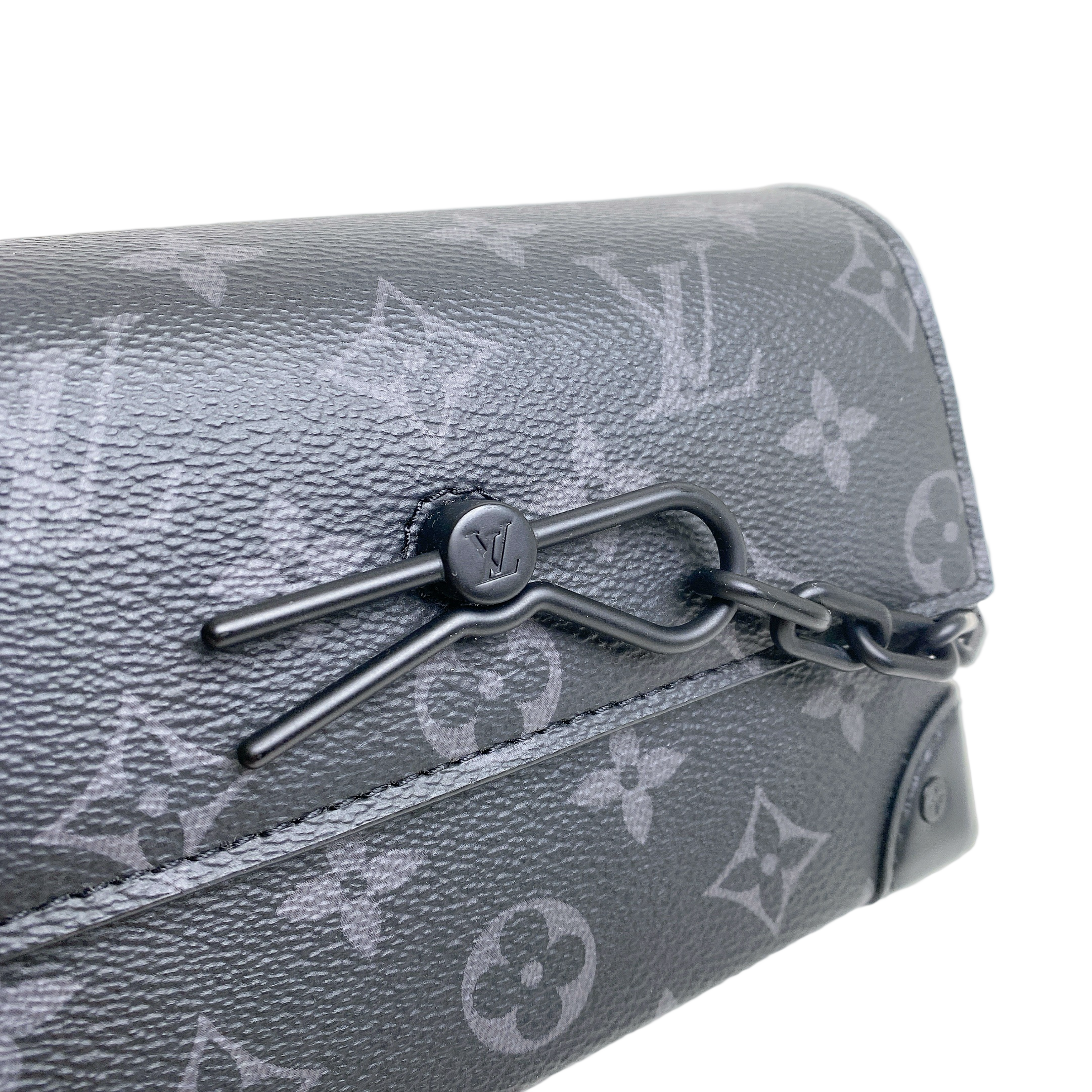 LV STEAMER WEARABLE WALLET IN BLACK