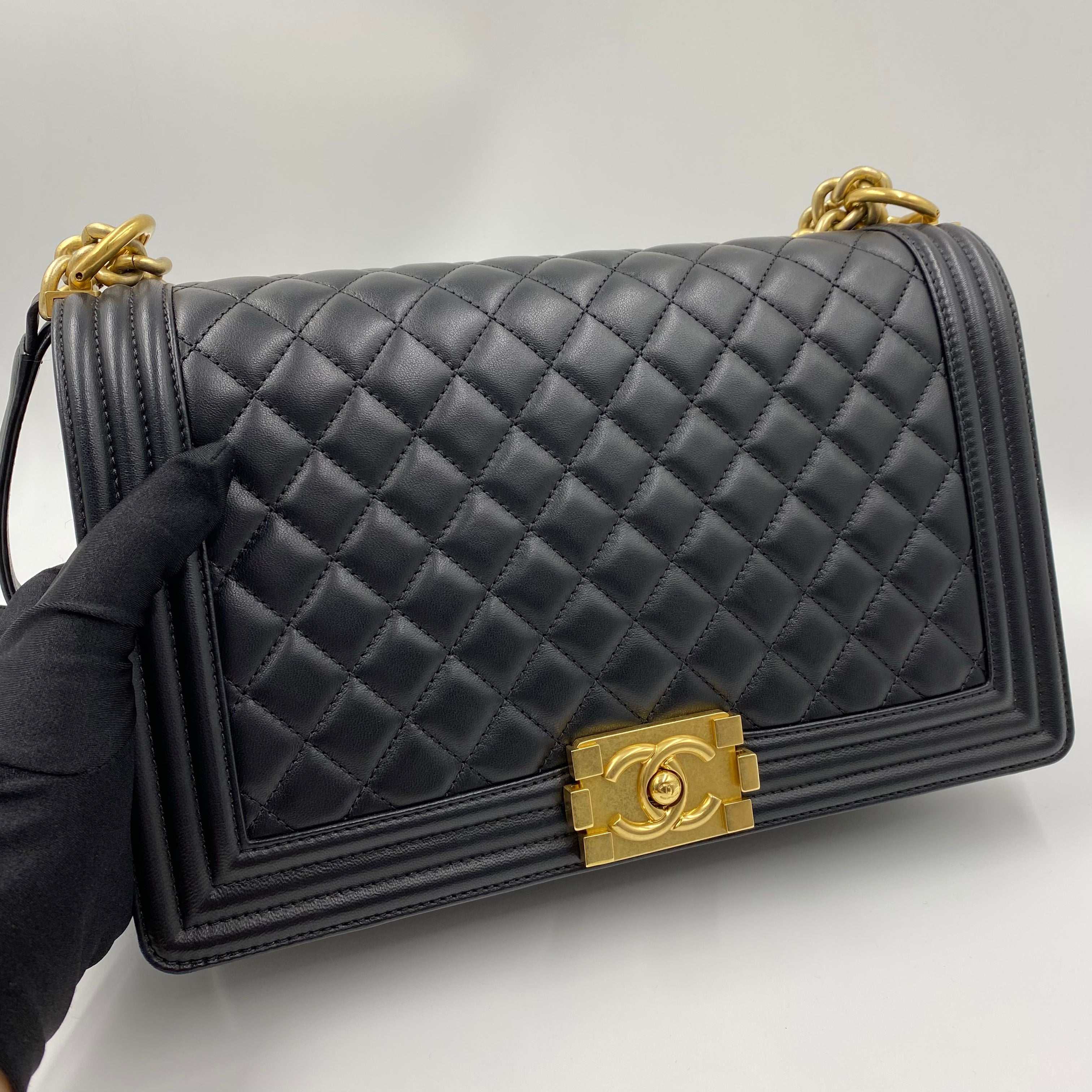 CHANEL BOY NEW MEDIUM IN BLACK