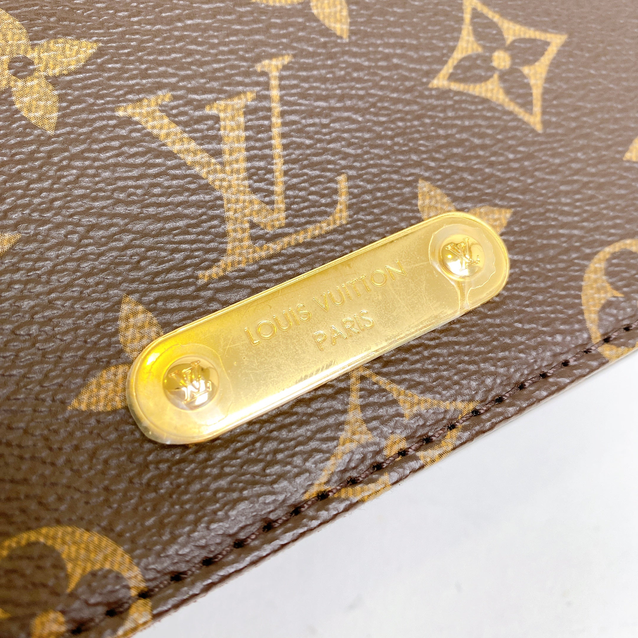 LV WALLET ON CHAIN LILY