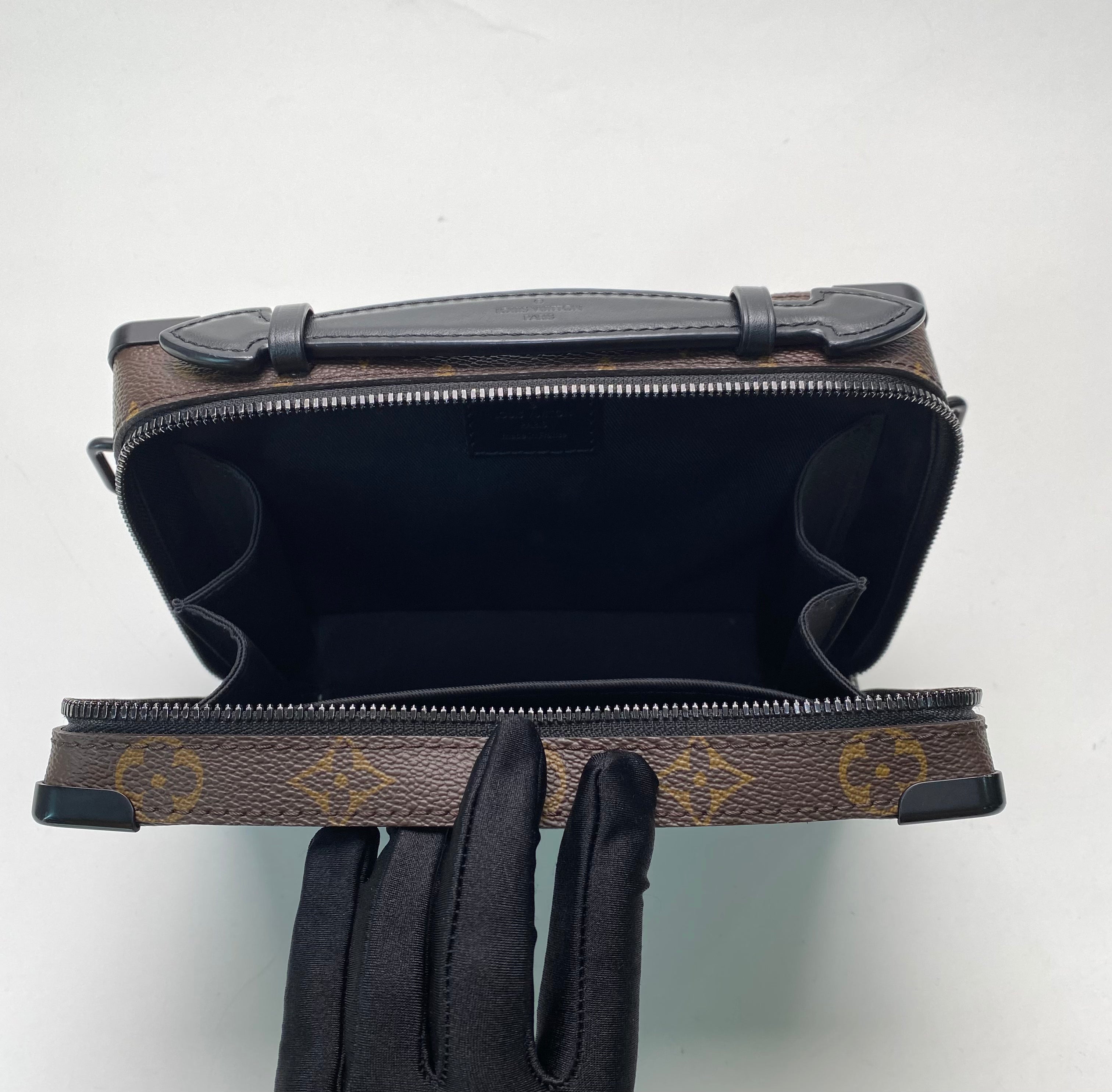 LV HANDLE SOFT TRUNK