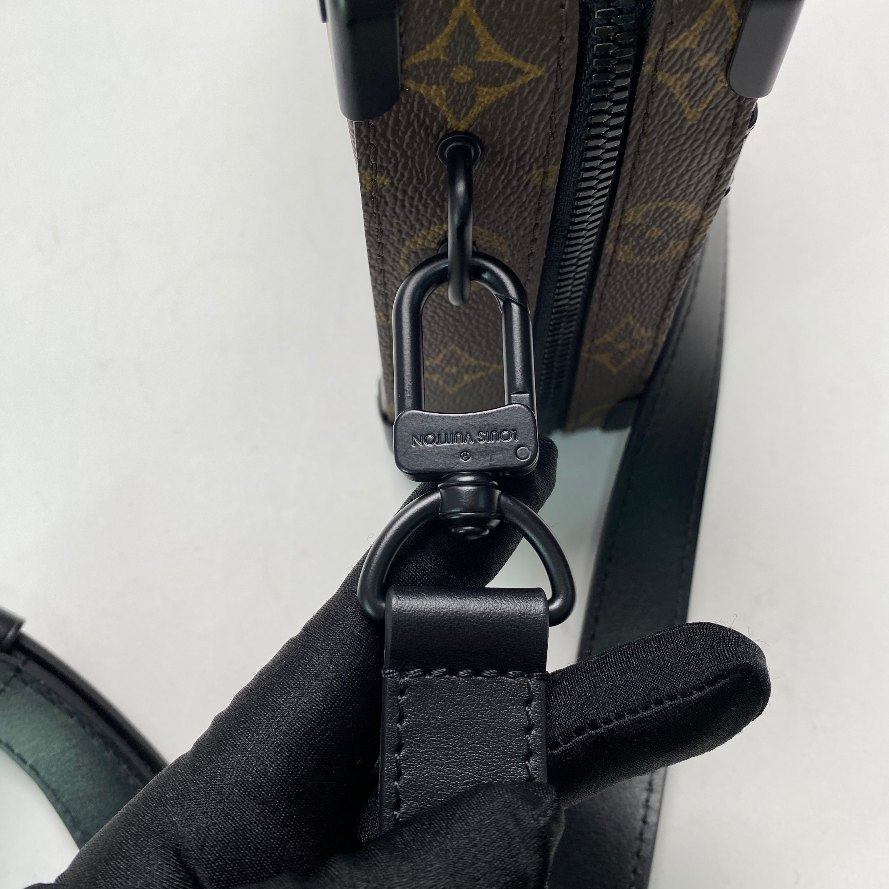 LV HANDLE SOFT TRUNK