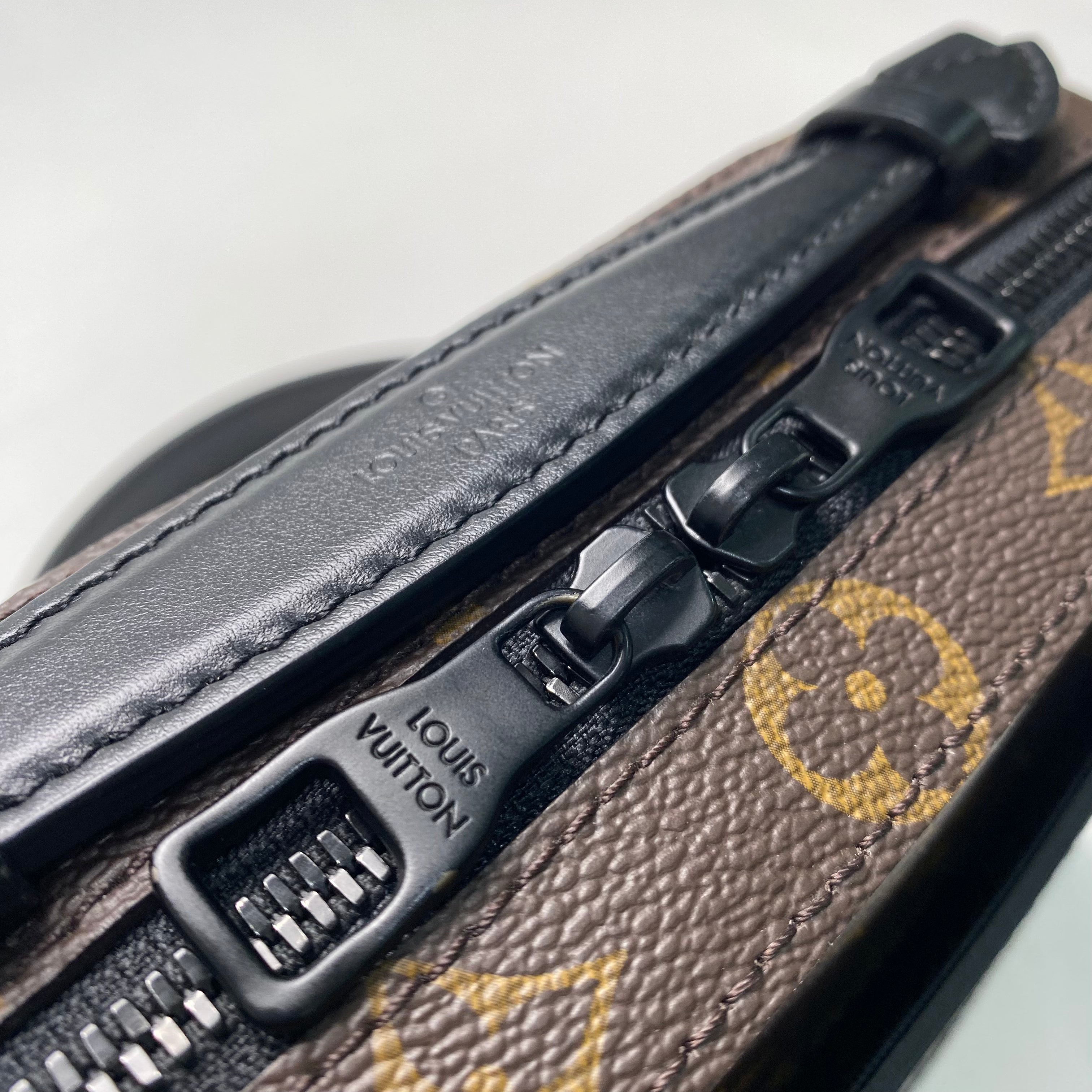 LV HANDLE SOFT TRUNK