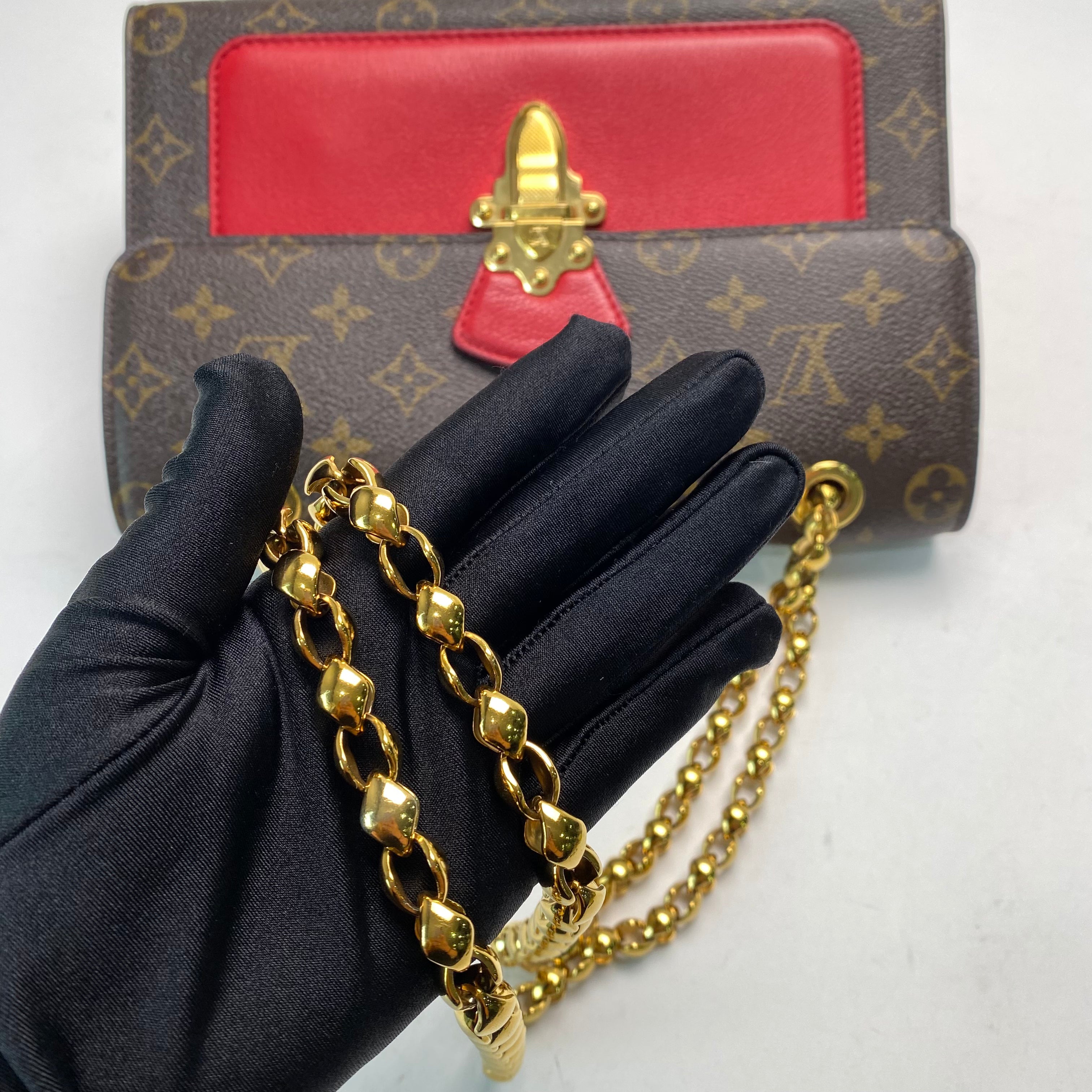 LV VICTOIRE RED