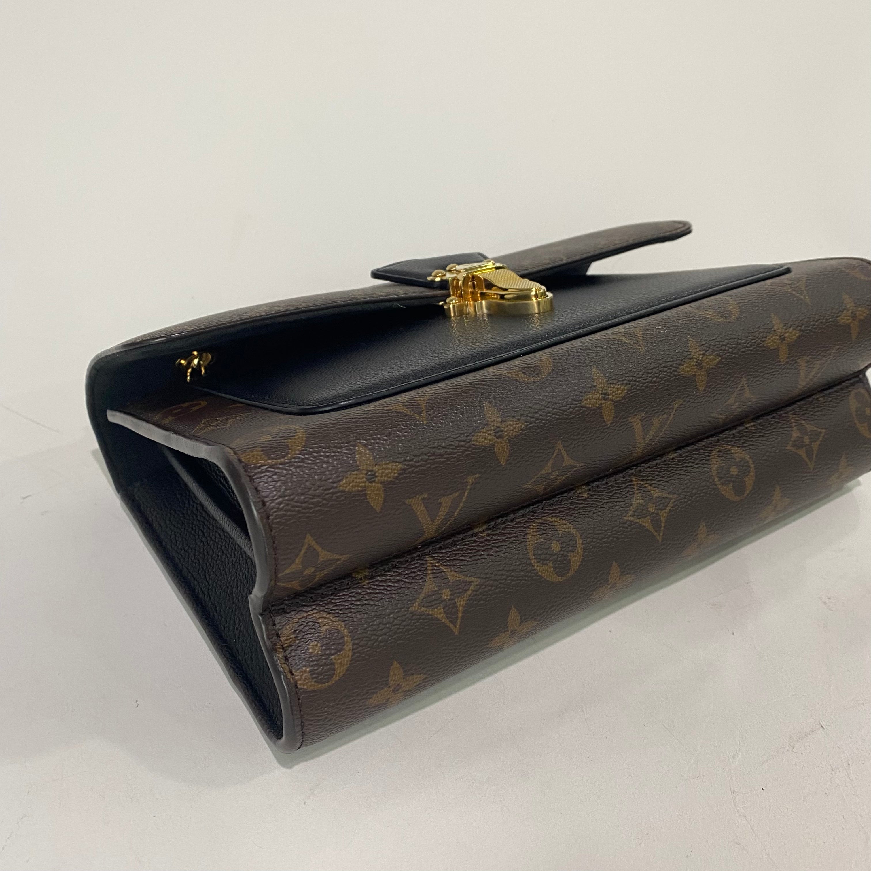 LV VICTOIRE IN BLACK