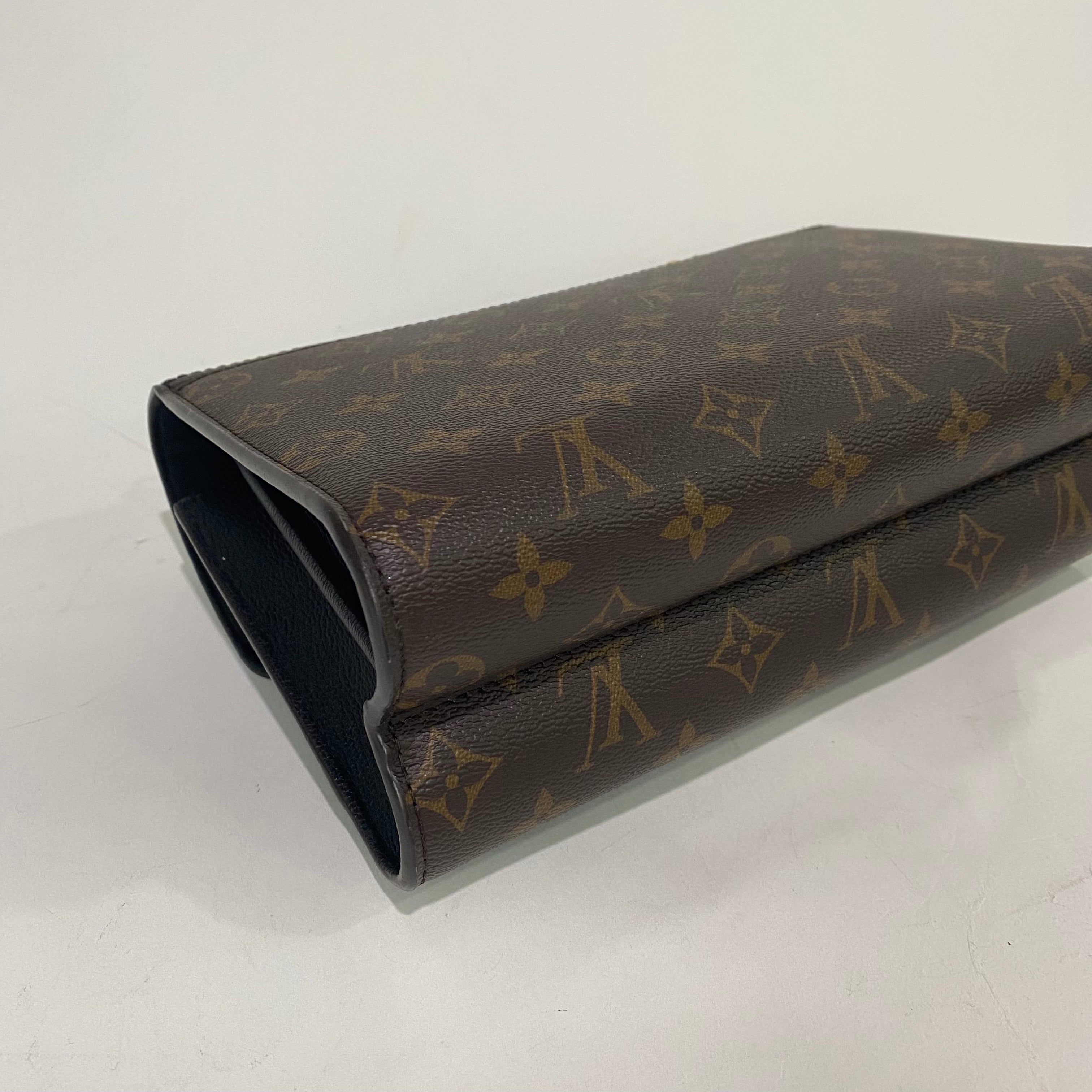 LV VICTOIRE IN BLACK