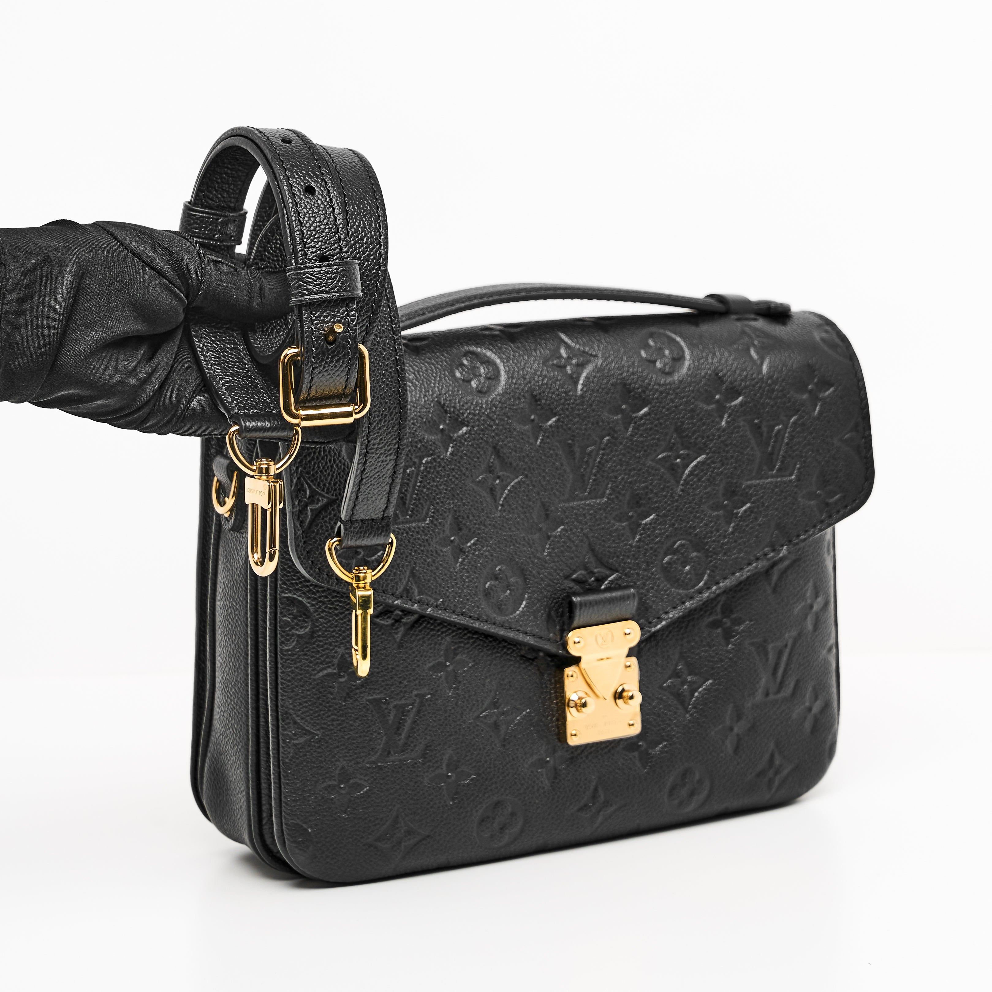 LV POCHETTE METIS IN BLACK