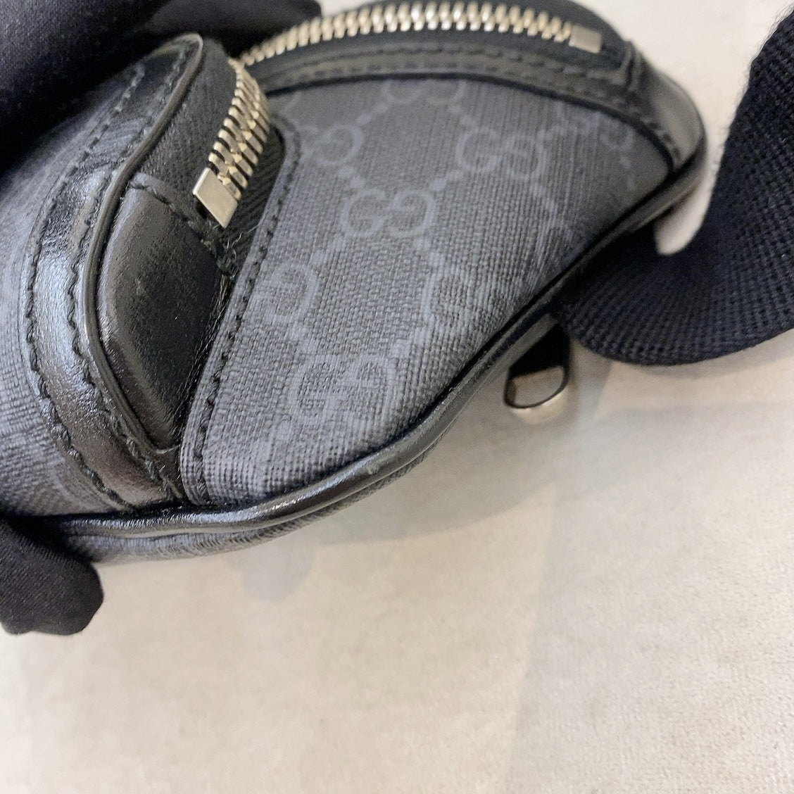 Gucci supreme clearance belt bag black